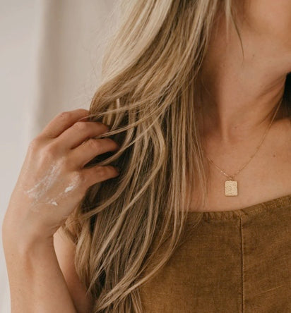Woman wearing Gold Planted Necklace